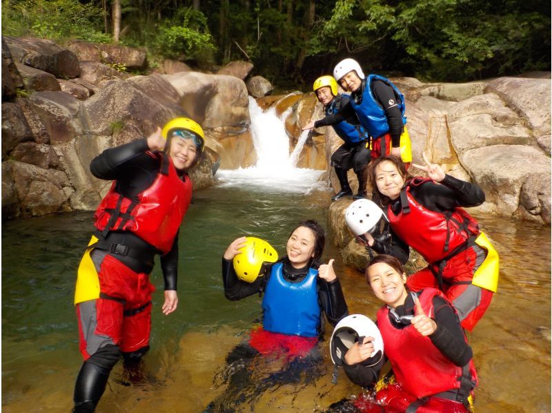 キャニオニング ～美しすぎる渓谷でスライダー、滝遊び、飛び込み、川遊び満喫～写真付き～の紹介画像
