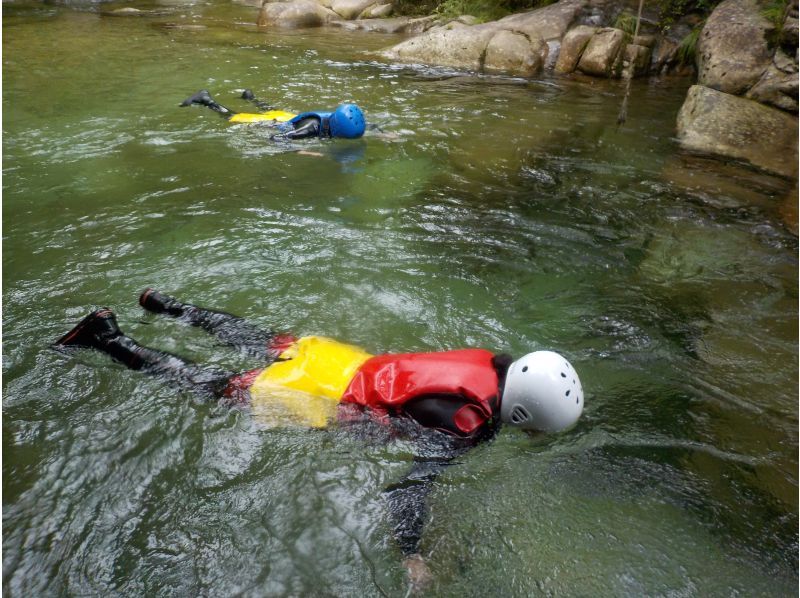 キャニオニング ～美しすぎる渓谷でスライダー、滝遊び、飛び込み、川遊び満喫～写真付き～の紹介画像