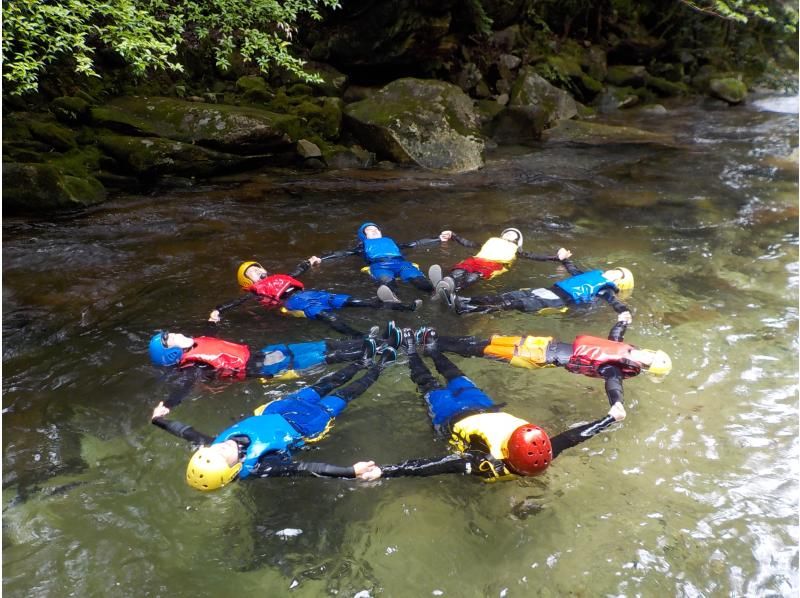 キャニオニング ～美しすぎる渓谷でスライダー、滝遊び、飛び込み、川遊び満喫～写真付き～の紹介画像