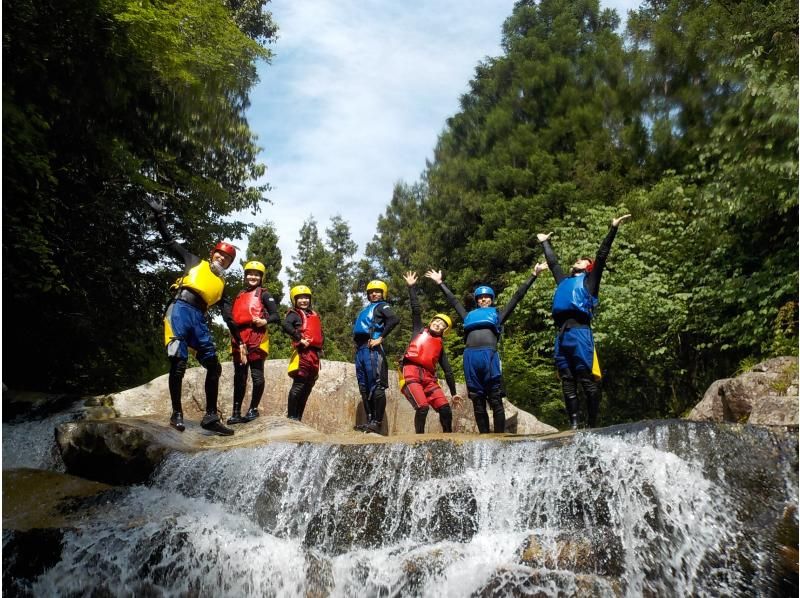 キャニオニング ～美しすぎる渓谷でスライダー、滝遊び、飛び込み、川遊び満喫～写真付き～の紹介画像