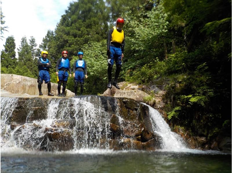 キャニオニング ～美しすぎる渓谷でスライダー、滝遊び、飛び込み、川遊び満喫～写真付き～の紹介画像