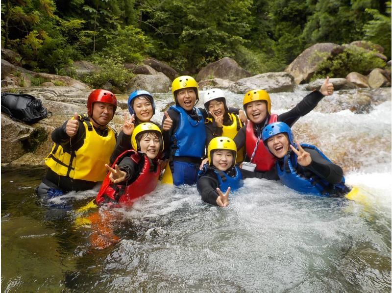 キャニオニング ～美しすぎる渓谷でスライダー、滝遊び、飛び込み、川遊び満喫～写真付き～の紹介画像