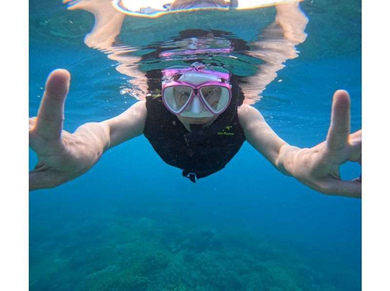 【沖縄中部・北谷町】ビーチシュノーケリング！珊瑚に魚・動画写真プレゼント！カップル・女性グループ・家族の紹介画像