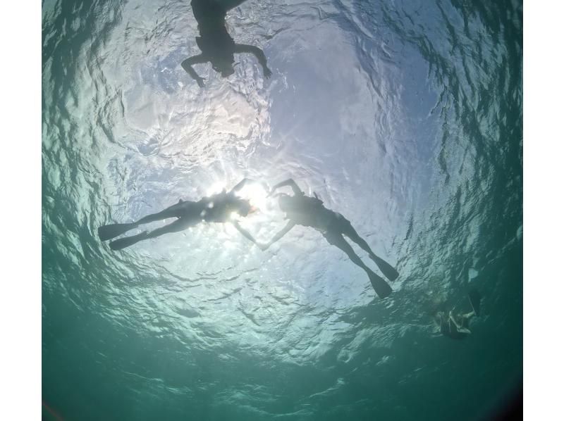 【沖縄中部・北谷町】ビーチシュノーケリング！珊瑚に魚・動画写真プレゼント！カップル・女性グループ・家族の紹介画像