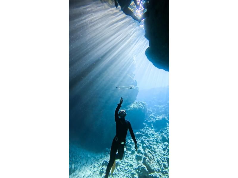 【恩納村発!! 大人気青の洞窟＆絶景シュノーケリングクルーズ】初心者大歓迎！追加料金無し!ドローン＆水中撮影無料★SUPや水上マットも無料♪の紹介画像