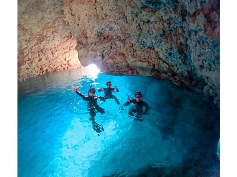 【恩納村発!! 大人気青の洞窟＆絶景シュノーケリングクルーズ】初心者大歓迎！追加料金無し!ドローン＆水中撮影無料★SUPや水上マットも無料♪の紹介画像