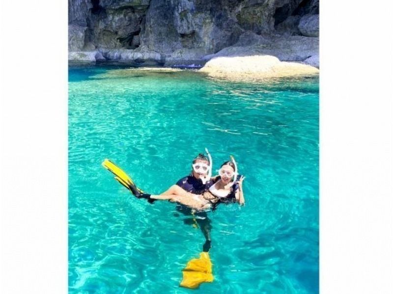 【恩納村発!! 大人気青の洞窟＆絶景シュノーケリング】長く沢山遊びたい人に大人気！！ドローン＆水中撮影無料★SUPや水上マットも無料♪の紹介画像