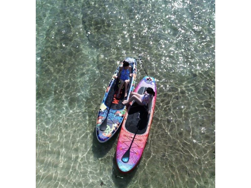 【1組限定完全貸切・他者無し・初心者向け】⭐元USJダンサーエンターテイナー型ガイド⭐️ドローン撮影SUP&times;ウミガメシュノーケルセットプランの紹介画像