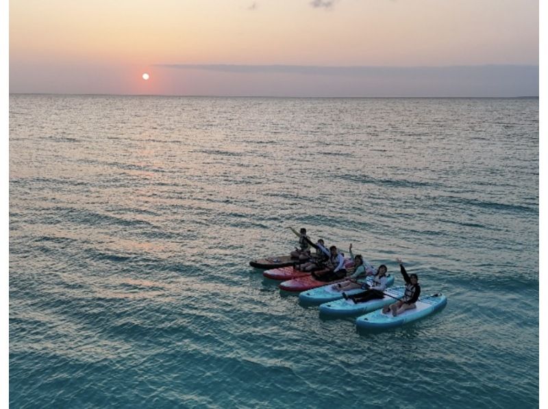 【1組限定完全貸切・他者無し・初心者向け】⭐元USJダンサーエンターテイナー型ガイド⭐️ドローン撮影SUP&times;ウミガメシュノーケルセットプランの紹介画像