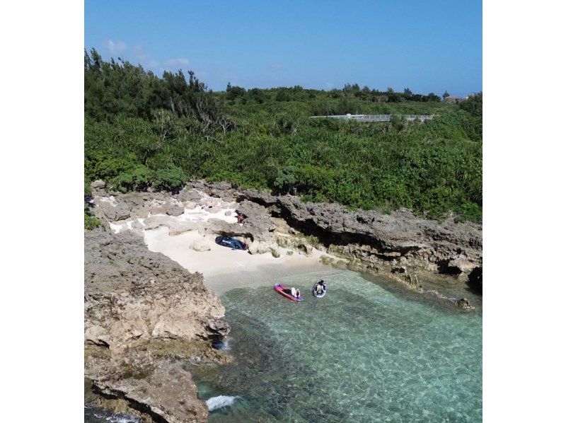 【1組限定完全貸切・他者無し・初心者向け】⭐元USJダンサーエンターテイナー型ガイド⭐️ドローン撮影SUP&times;ウミガメシュノーケルセットプランの紹介画像