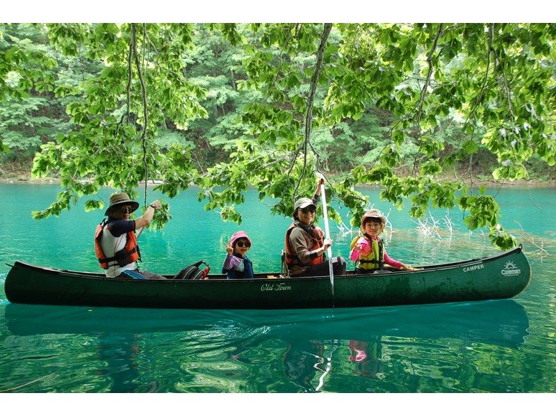 【北海道・支笏湖】ほぼ1組限定！国内トップクラスの美しさを誇る支笏湖を堪能！美味しい飲み物を味わいながらカヌーのうえでひとやすみしませんか？の紹介画像