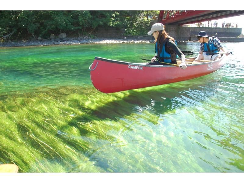 【北海道・支笏湖】ほぼ1組限定！国内トップクラスの美しさを誇る支笏湖を堪能！美味しい飲み物を味わいながらカヌーのうえでひとやすみしませんか？の紹介画像