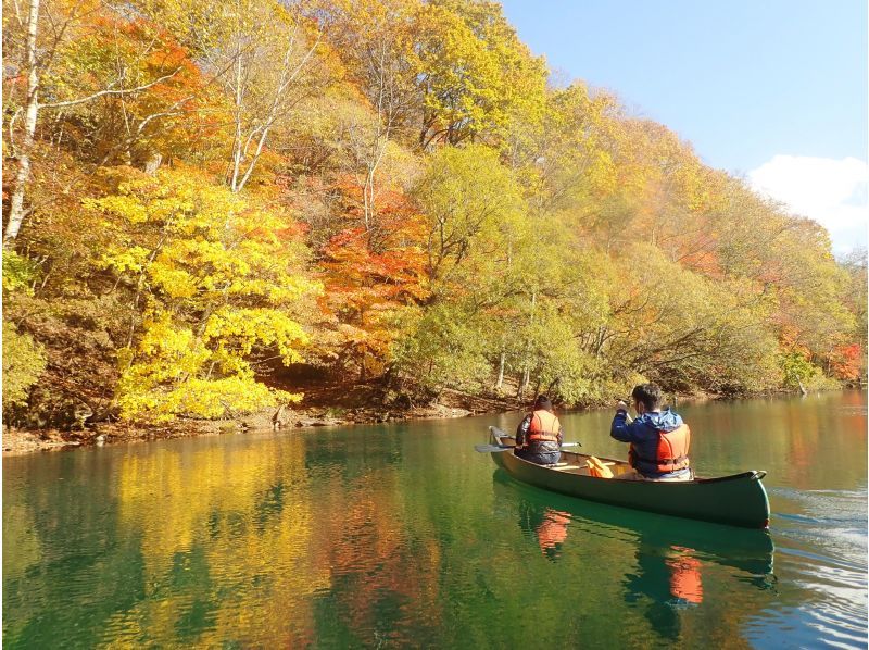 【北海道・支笏湖】ほぼ1組限定！国内トップクラスの美しさを誇る支笏湖を堪能！美味しい飲み物を味わいながらカヌーのうえでひとやすみしませんか？の紹介画像