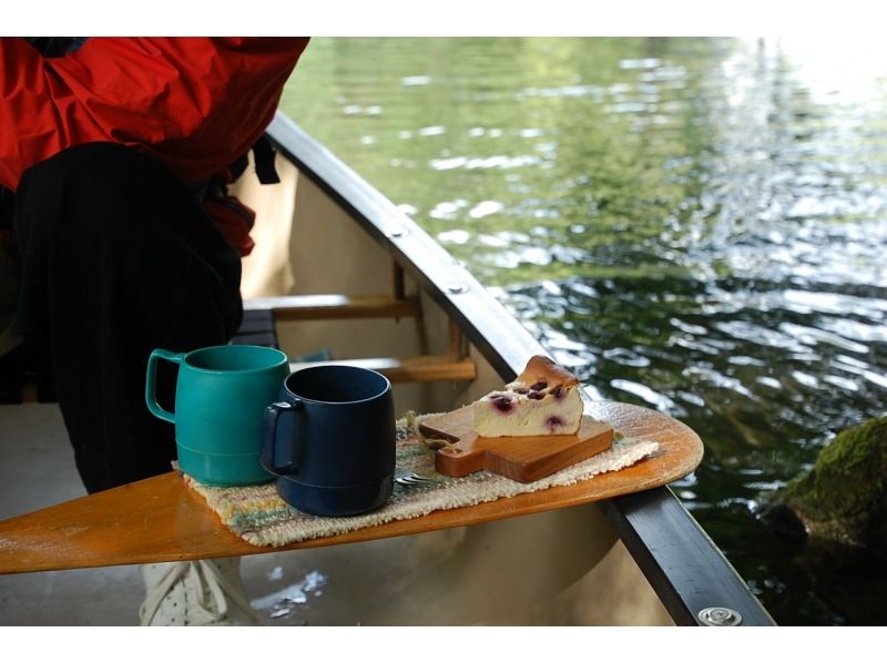 【北海道・支笏湖】ほぼ1組限定！国内トップクラスの美しさを誇る支笏湖を堪能！美味しい飲み物を味わいながらカヌーのうえでひとやすみしませんか？の紹介画像