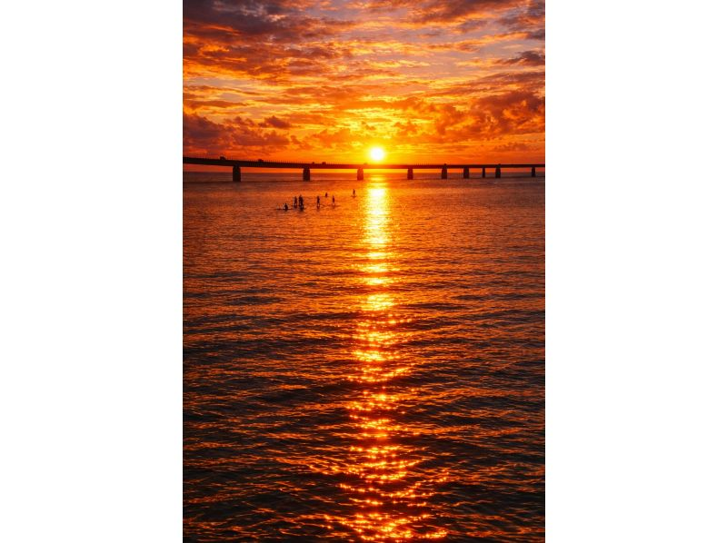 【宮古島/最安値】SUPで見る海ぽちゃサンセットツアー（記念写真プレゼント）の紹介画像