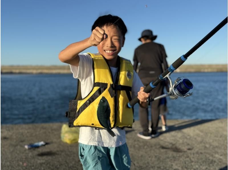 【미에·시마】이세 시마의 고객이 좋아하는 장소에서 체험을 할 수 있습니다!초보자용 제방 낚시 체험 플랜の紹介画像