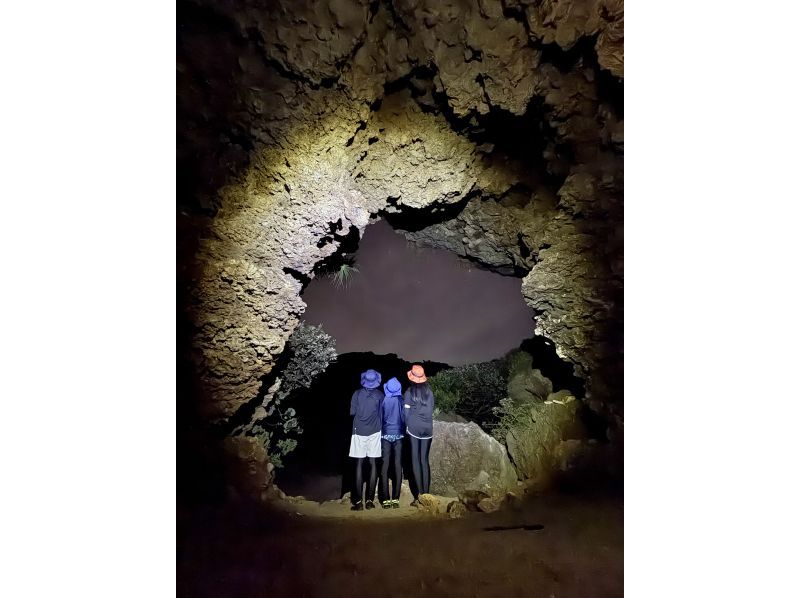 [เกาะอิชิงากิ | ผจญภัยในป่ายามค่ำคืน] ค้นหาปูมะพร้าวและชมท้องฟ้ายามค่ำคืนที่เต็มไปด้วยดวงดาว ★ กินกุ้งตั๊กแตนทันที ♪ ฮิตสุดๆ สำหรับครอบครัว! ⭐︎ทำได้แม้ในขณะฝนตก⭐︎の紹介画像