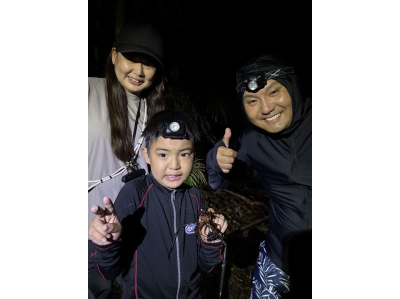 [เกาะอิชิงากิ | ผจญภัยในป่ายามค่ำคืน] ค้นหาปูมะพร้าวและชมท้องฟ้ายามค่ำคืนที่เต็มไปด้วยดวงดาว ★ รับประทานกุ้งตั๊กแตนทันที ♪ เป็นที่นิยมมากสำหรับครอบครัว! ⭐︎ขนาดกลุ่มเล็ก⭐︎の紹介画像