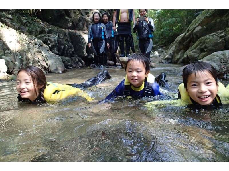 [โอกินาว่า・ ประสบการณ์ธรรมชาติในคุนหมิง] ฉันจะเดินเอง! เดินป่าแม่น้ำหยานบาร์の紹介画像