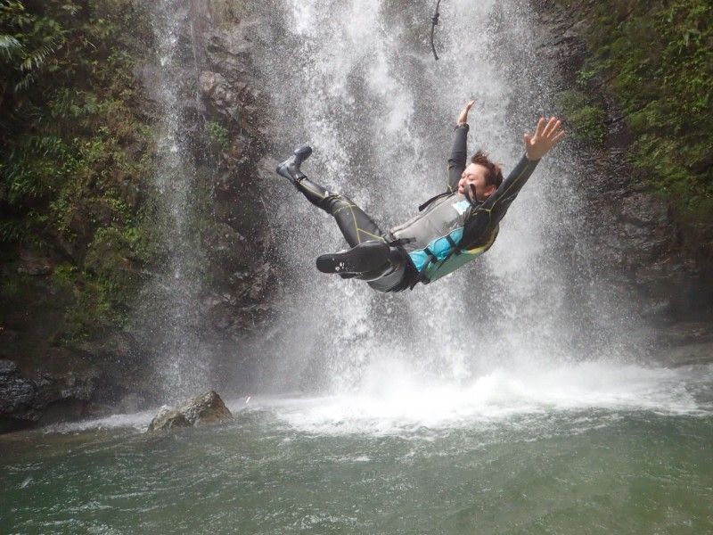 沖縄の事業者「沖縄自然体験やんばるリバートレッキング」が実施するキャニオニング体験の様子