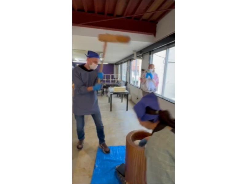 [兵库县姬路城附近]体验传统的日式捣麻糬！包括从 10 种酱料中选择 5 种配料以及租赁服装！穿上法被，一起做年糕吧！の紹介画像