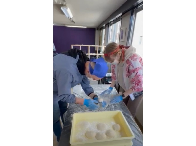 [兵库县姬路城附近]体验传统的日式捣麻糬！包括从 10 种酱料中选择 5 种配料以及租赁服装！穿上法被，一起做年糕吧！の紹介画像