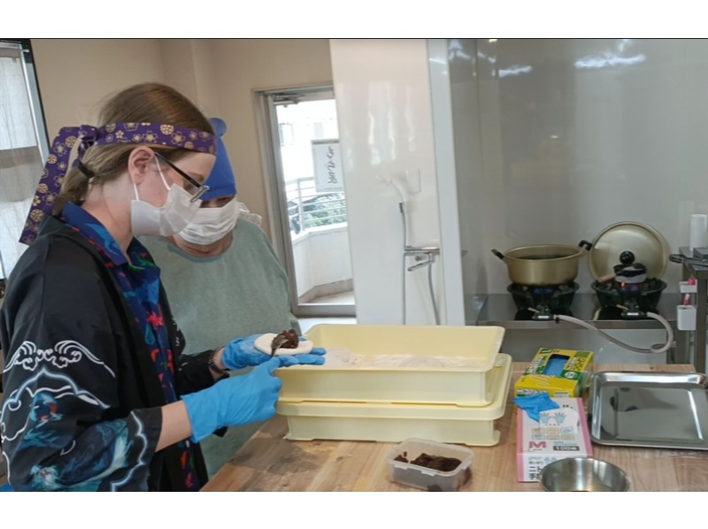 [兵库县姬路城附近]体验传统的日式捣麻糬！包括从 10 种酱料中选择 5 种配料以及租赁服装！穿上法被，一起做年糕吧！の紹介画像