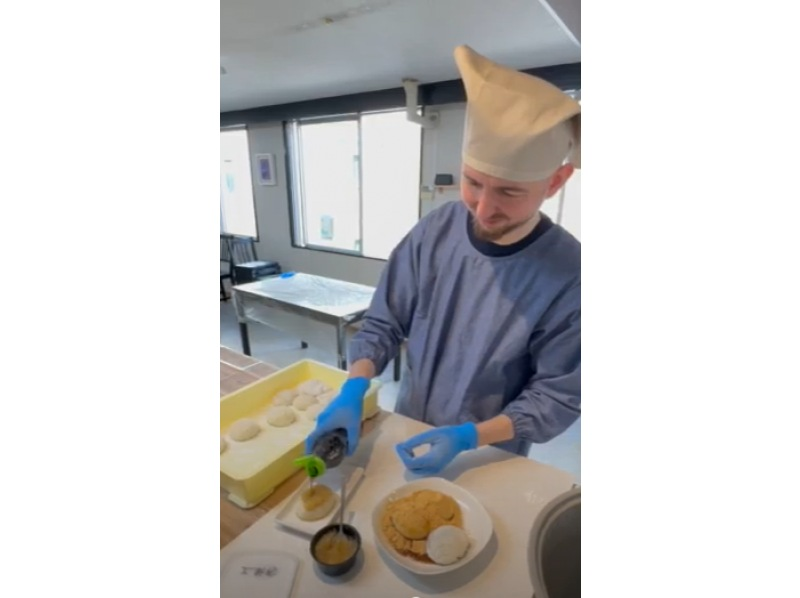 [兵库县姬路城附近]体验传统的日式捣麻糬！包括从 10 种酱料中选择 5 种配料以及租赁服装！穿上法被，一起做年糕吧！の紹介画像