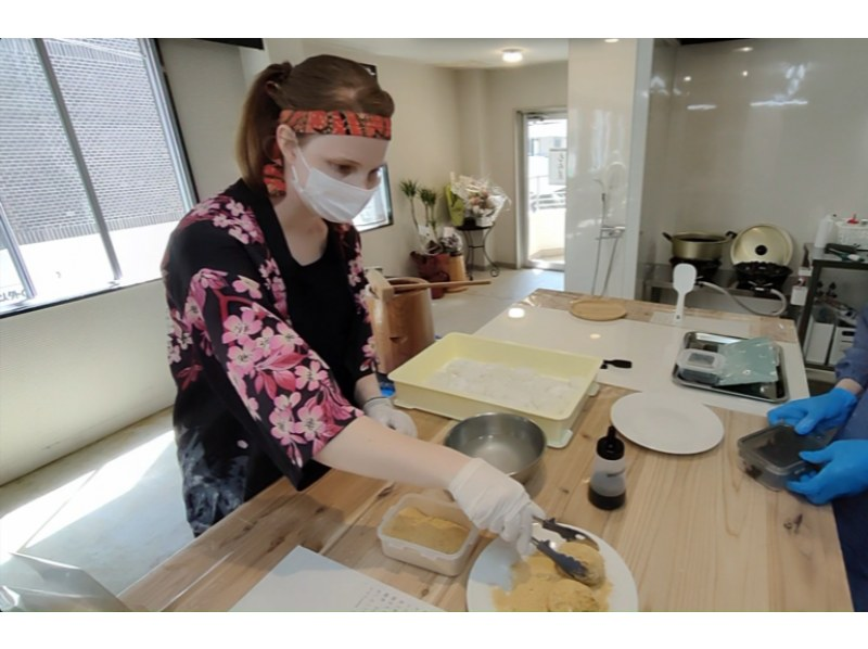 [兵库县姬路城附近]体验传统的日式捣麻糬！包括从 10 种酱料中选择 5 种配料以及租赁服装！穿上法被，一起做年糕吧！の紹介画像