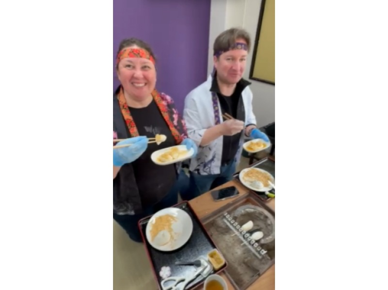 [兵库县姬路城附近]体验传统的日式捣麻糬！包括从 10 种酱料中选择 5 种配料以及租赁服装！穿上法被，一起做年糕吧！の紹介画像