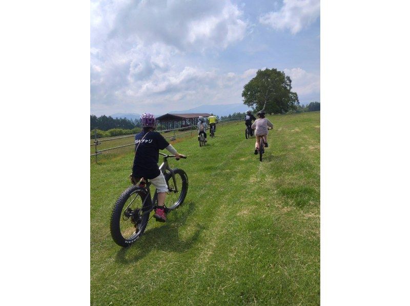 【長野・長和町長門牧場】白樺高原の長門牧場をマウンテンバイクで走る！ファミリーから初心者まで楽しめます！の紹介画像