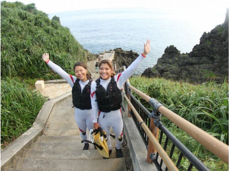 [Complete the 3 major activities◇1500 yen discount] Blue Cave Snorkeling & Parasailing & Thrilling Banana Boatの紹介画像