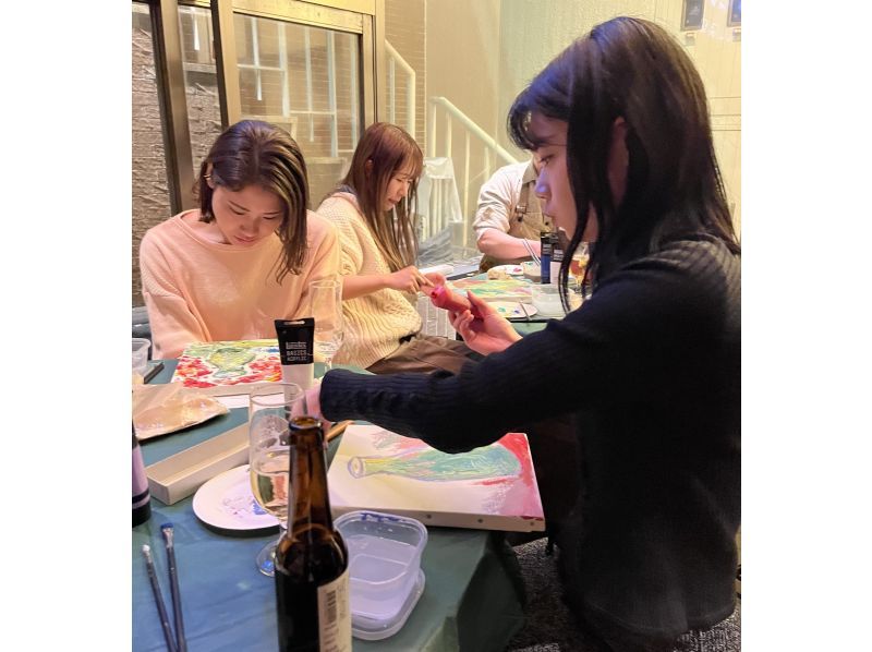 【東京・学芸大学駅】BARでお酒を飲みながらお話しながらキャンバスに絵を描く2h体験！手ぶらでOK！の紹介画像