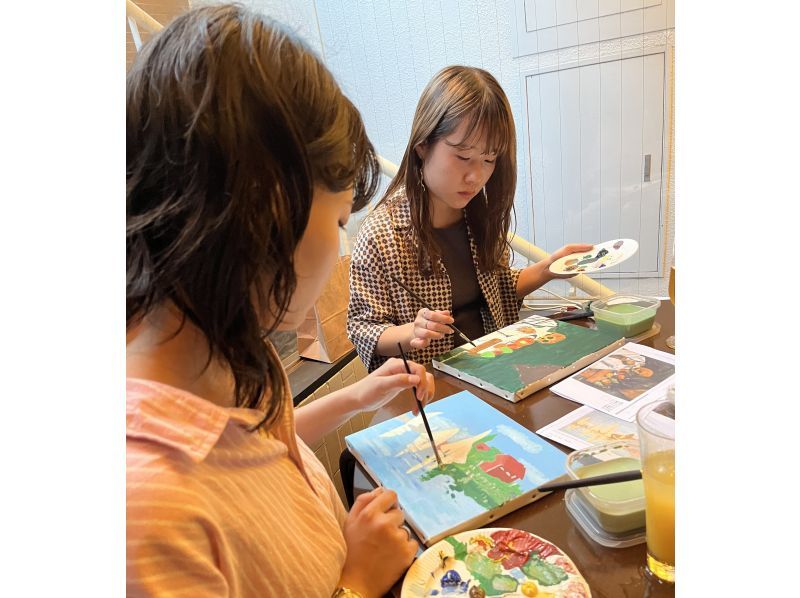 【東京・学芸大学駅】BARでお酒を飲みながらお話しながらキャンバスに絵を描く2h体験！手ぶらでOK！の紹介画像