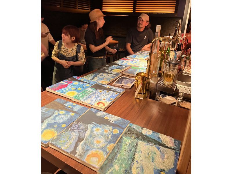 【東京・学芸大学駅】BARでお酒を飲みながらお話しながらキャンバスに絵を描く2h体験！手ぶらでOK！の紹介画像