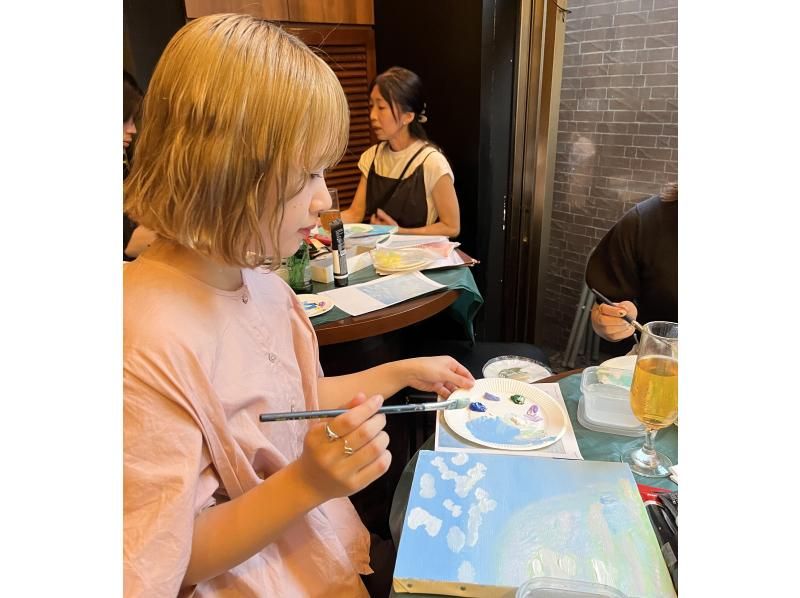 【東京・学芸大学駅】BARでお酒を飲みながらお話しながらキャンバスに絵を描く2h体験！手ぶらでOK！の紹介画像