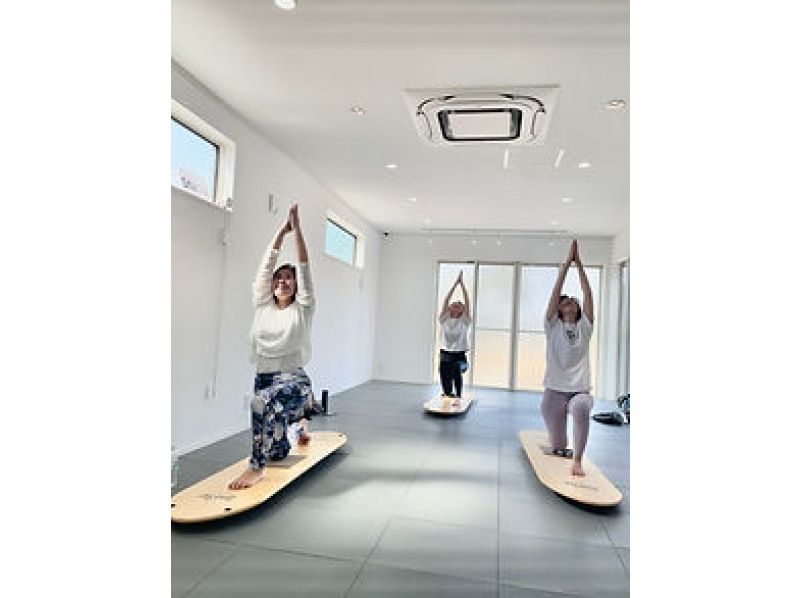 [Kanagawa/Shonan] <World's first, originated in Chigasaki> A new type of beach activity experience! Board fitness. A surreal experience on a rocking board!の紹介画像