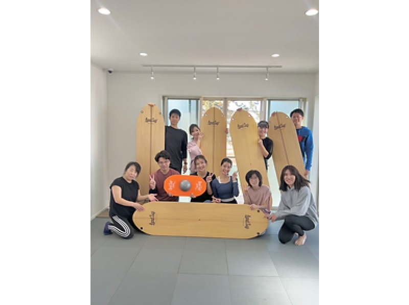 [Kanagawa/Shonan] <World's first, originated in Chigasaki> A new type of beach activity experience! Board fitness. A surreal experience on a rocking board!の紹介画像