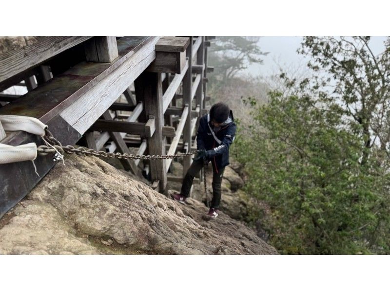 【鳥取・三朝】日本一危険な国宝「投入堂」を安全管理最優先の元消防士登山ガイドと参拝しようの紹介画像