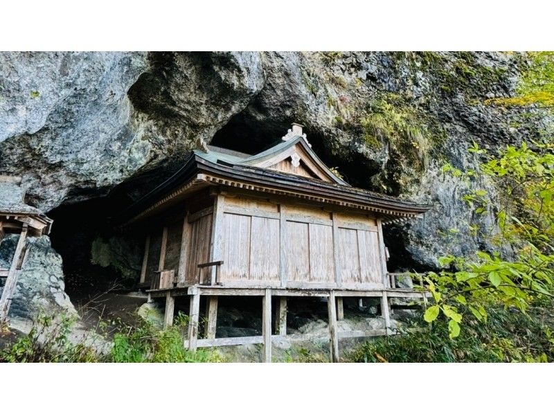 【鳥取・三朝】日本一危険な国宝「投入堂」を安全管理最優先の元消防士登山ガイドと参拝しようの紹介画像