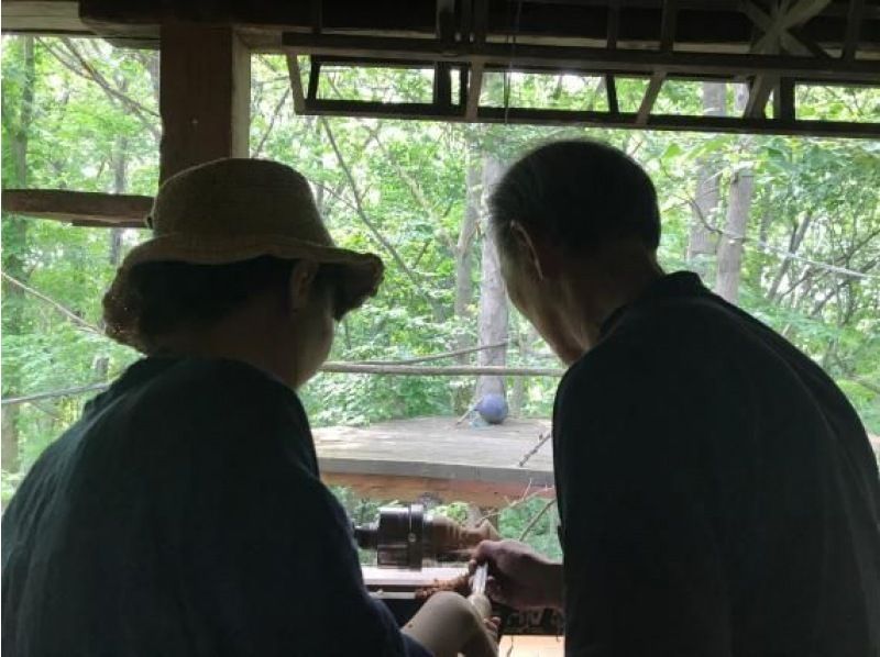 【北海道长沼町】在森林中安静的工作室体验制作木盘子の紹介画像