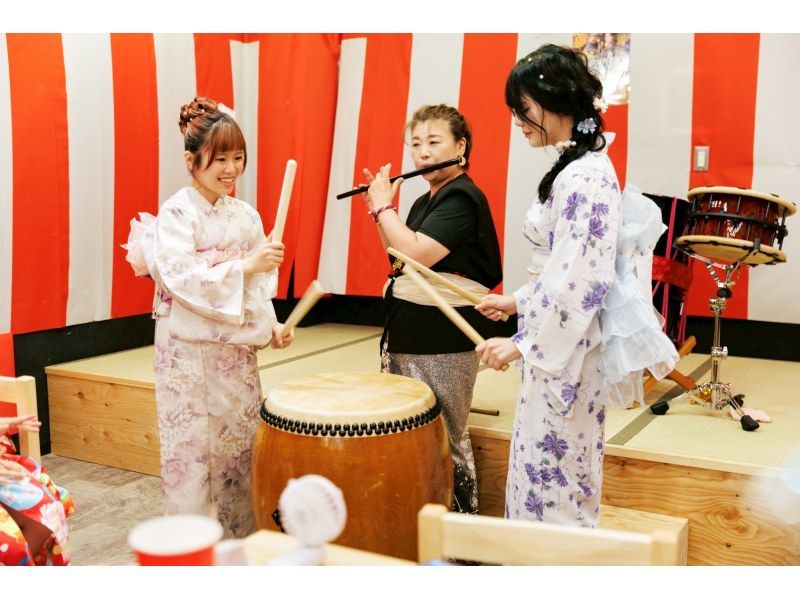 【大阪、难波、道顿堀】“12/13” 载歌载舞，品尝美食，体验节日氛围！盂兰盆舞和民歌现场表演の紹介画像