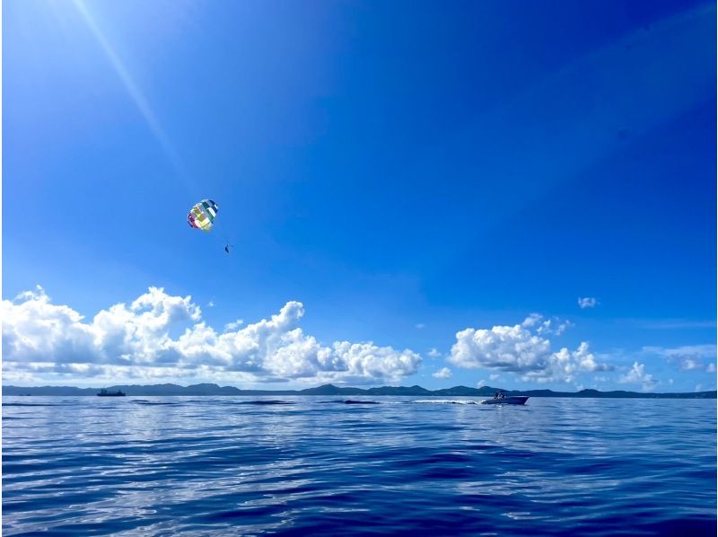 [Northern Okinawa] Parasailing experience with a rope length of 200m and a height of 50m! Enjoy the spectacular view of the northern part of Okinawa from above! Photos taken will be given away for free!の紹介画像