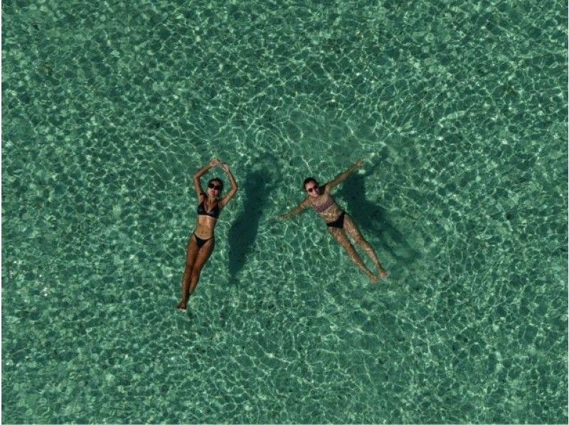 【石垣島&bull;PM13:00&bull;ボート】幻の島ドローン撮影・散策＆1ポイントウミガメ・サンゴシュノーケリングツアー〈ドローン・GoPro撮影付き〉の紹介画像