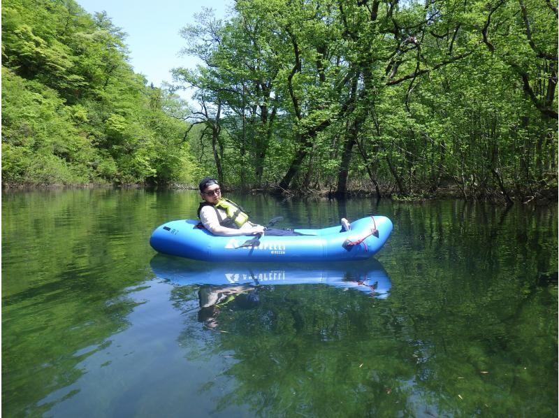 【東北・山形県】鶴岡市　期間限定・秘境・荒沢湖・清らかな湖の水没林を漕ぐパックラフト（カヌー・カヤック）ツアー・写真データ無料！の紹介画像
