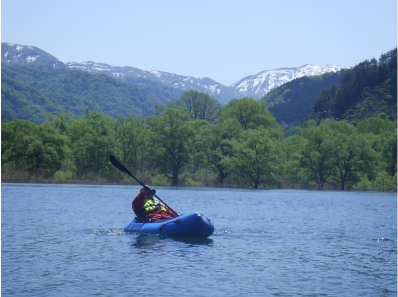 【東北・山形県】鶴岡市　期間限定・秘境・荒沢湖・清らかな湖の水没林を漕ぐパックラフト（カヌー・カヤック）ツアー・写真データ無料！の紹介画像