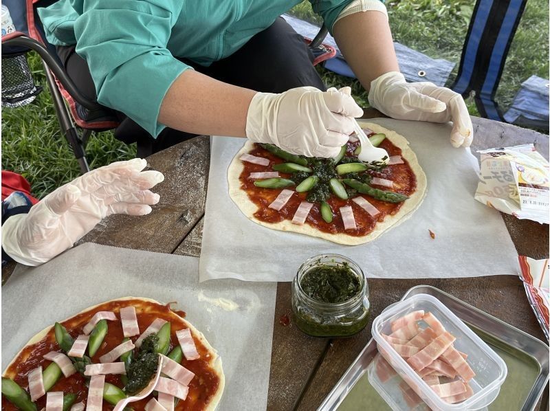 Harvesting seasonal vegetables in Furano and cooking handmade pizza in the open air!の紹介画像