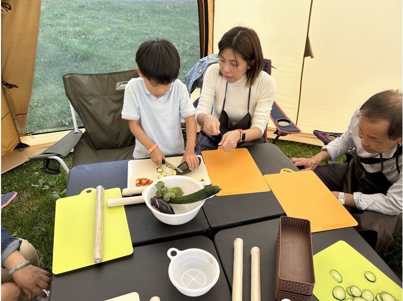 Harvesting seasonal vegetables in Furano and cooking handmade pizza in the open air!の紹介画像