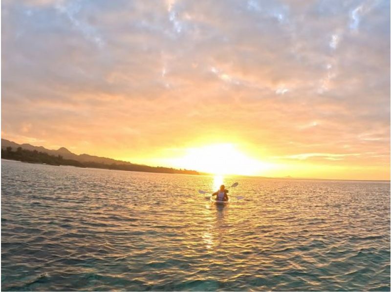 For overseas visitors [Okinawa, Nakijin] Sunset Clear Kayak Photo Tour! A superb sunset time with sea turtles (limited number of units)の紹介画像