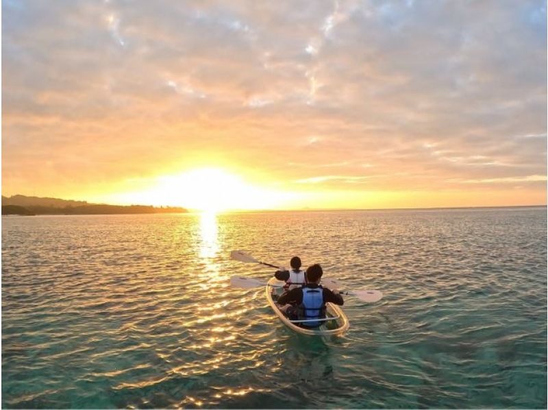 For overseas visitors [Okinawa, Nakijin] Sunset Clear Kayak Photo Tour! A superb sunset time with sea turtles (limited number of units)の紹介画像